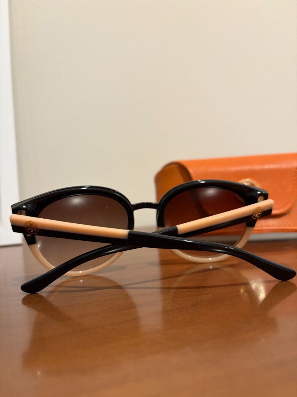Tory Burch Panama TY7062 sunglasses in black and cream with signature case - Picture 6 of 11